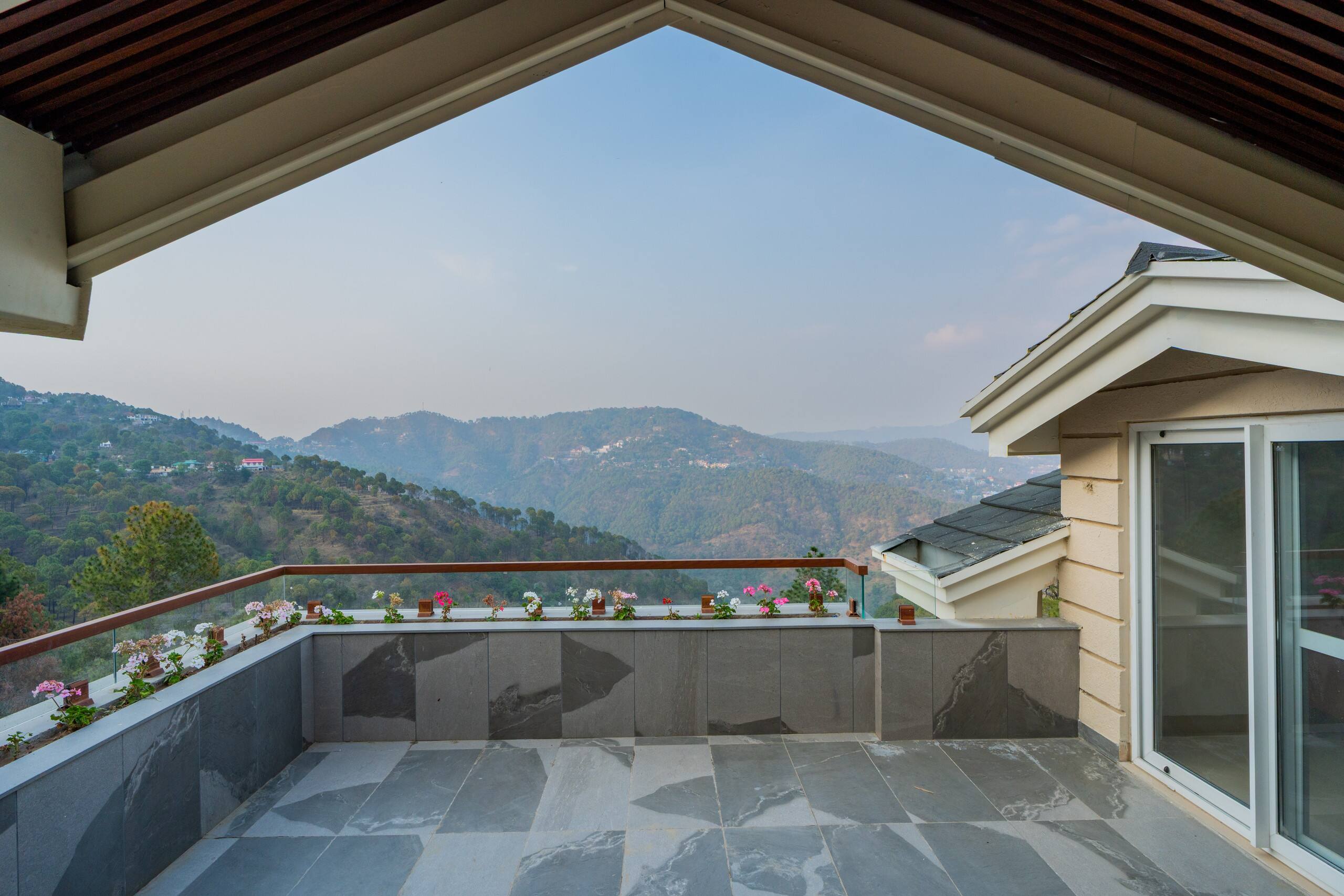 Luxury Heights Getaway Cottage with Terrace Views 7