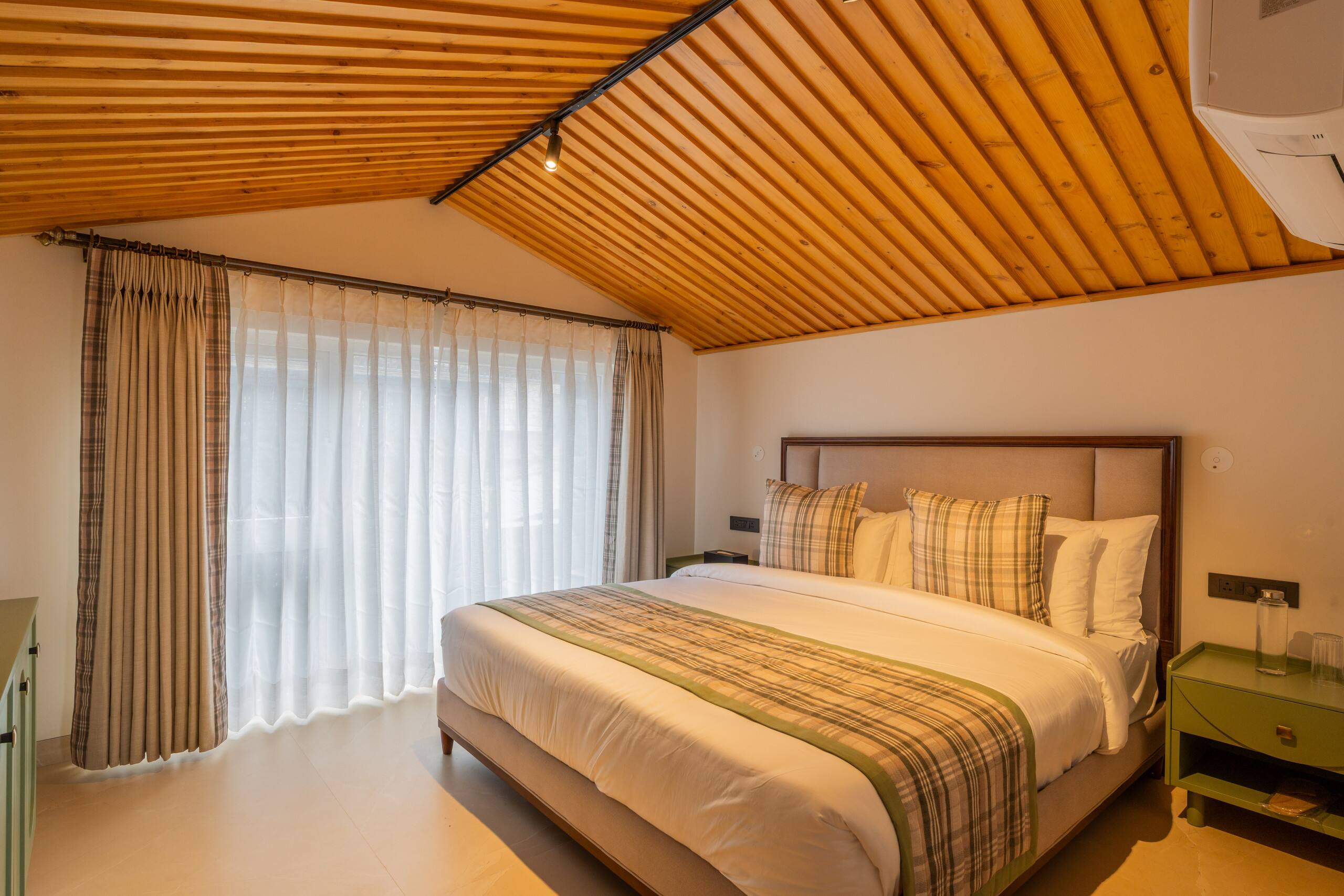 Luxury Heights Getaway Cottage with Terrace Views 35