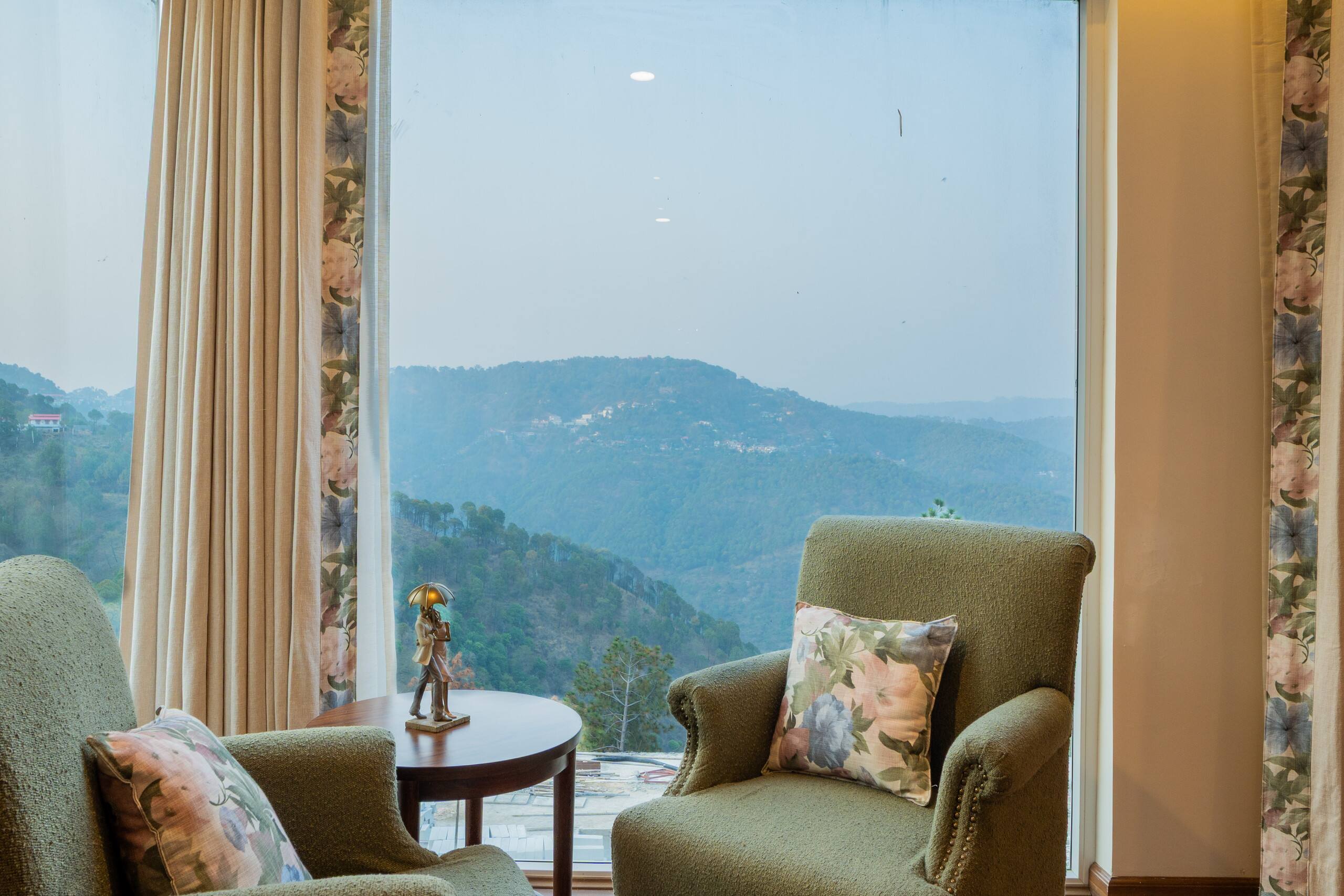 Luxury Heights Getaway Cottage with Terrace Views 22