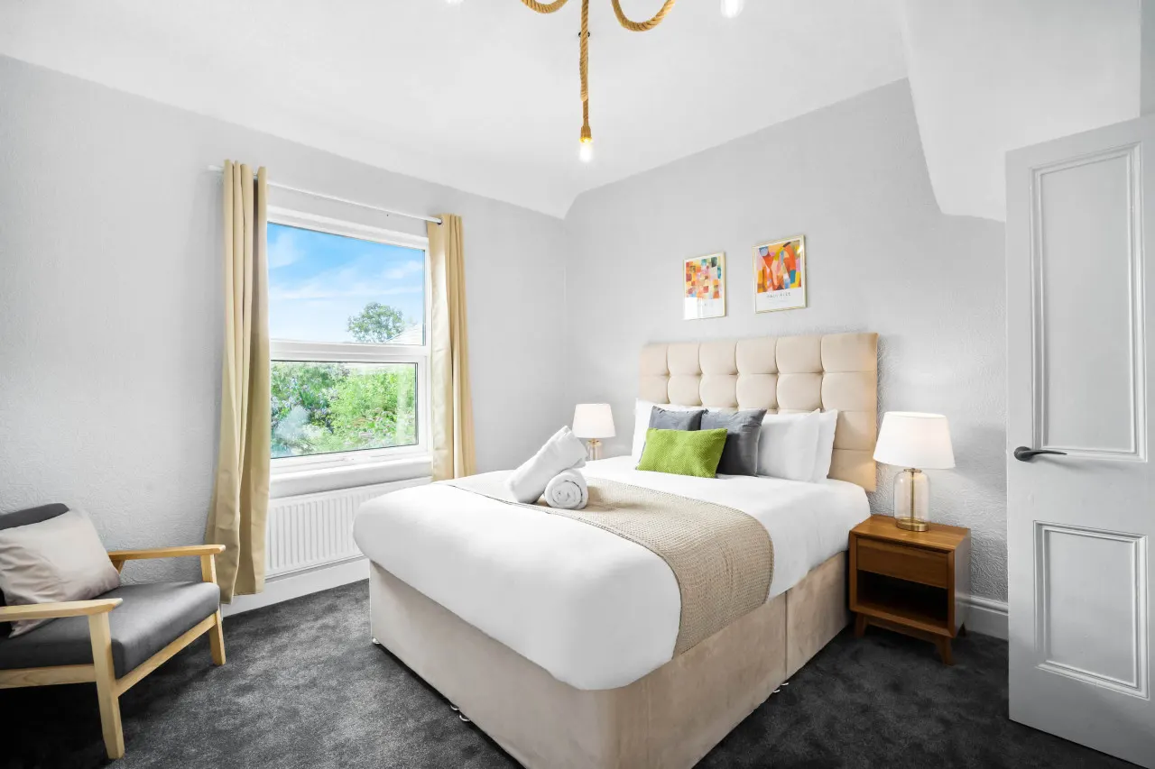 Stylish 3 Bed House - 6 Guests - Garden - Parking 12