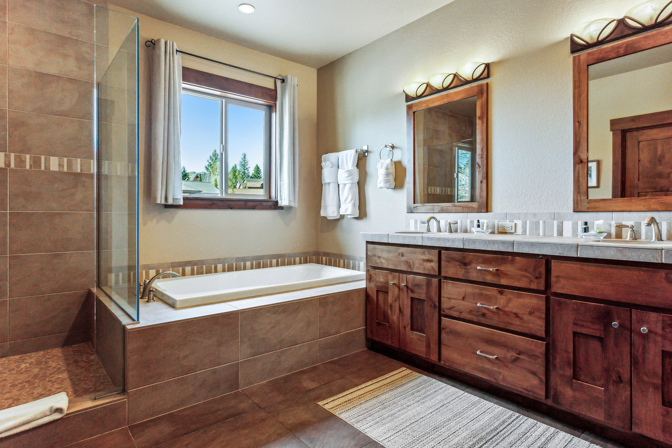 Closest to Bachelor 4 BR/4BA near Seventh Mtn Res 32