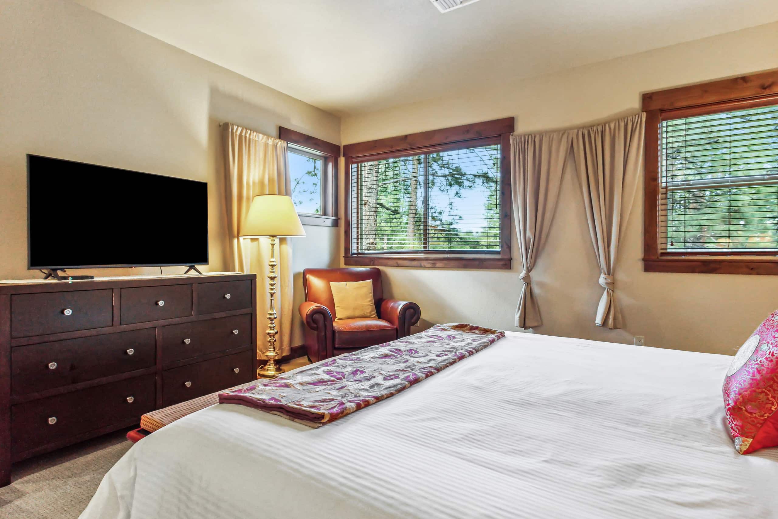 Closest to Bachelor 4 BR/4BA near Seventh Mtn Res 25