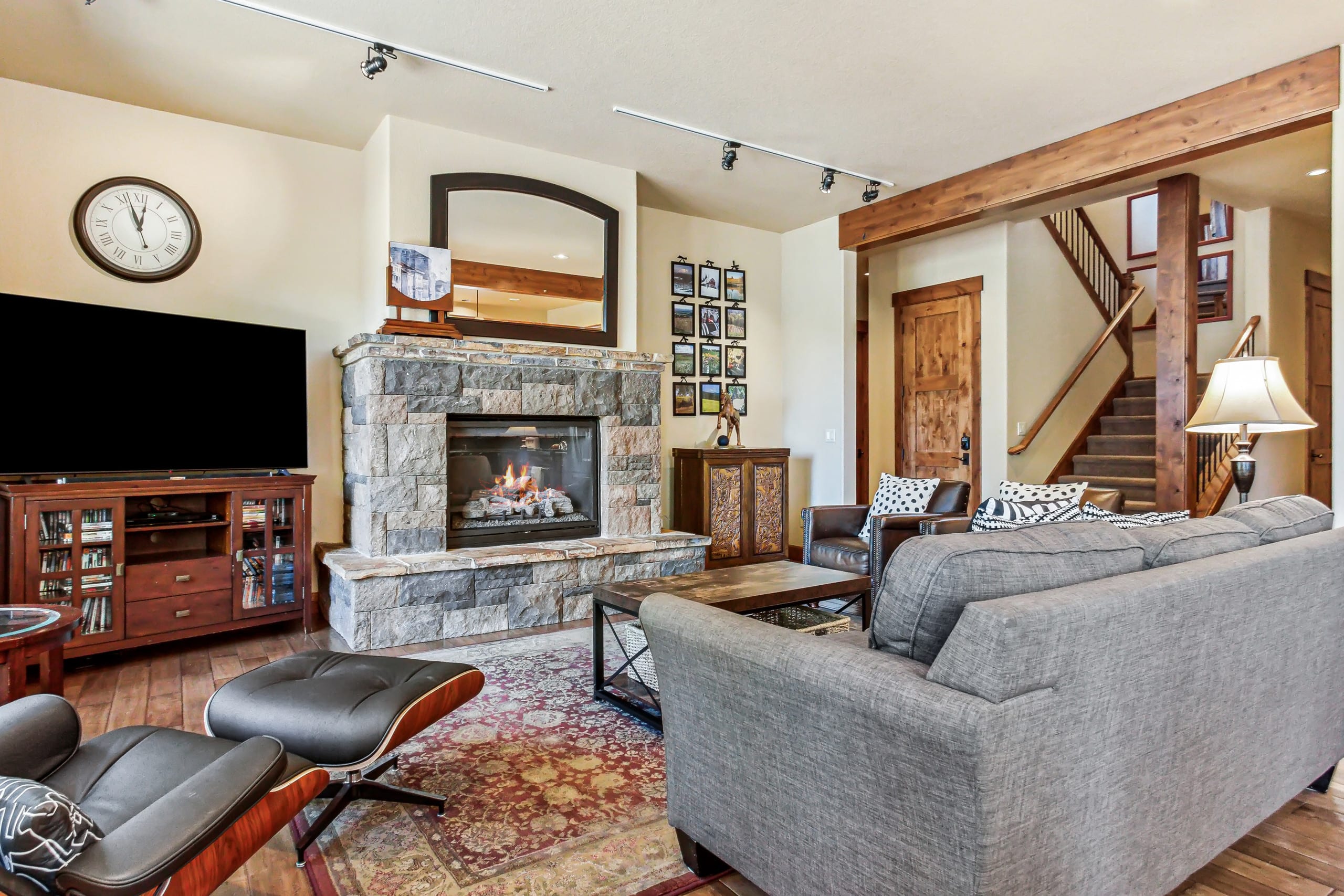 Closest to Bachelor 4 BR/4BA near Seventh Mtn Res — photo 2