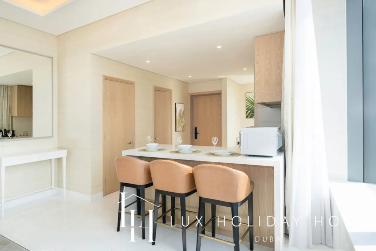 LUX Iconic Views at The Palm Tower Suite 4 9