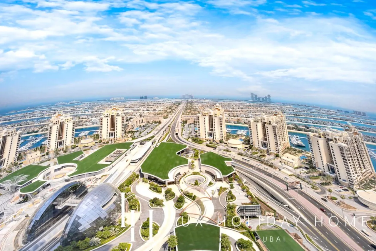 LUX Iconic Views at The Palm Tower Suite 4 10