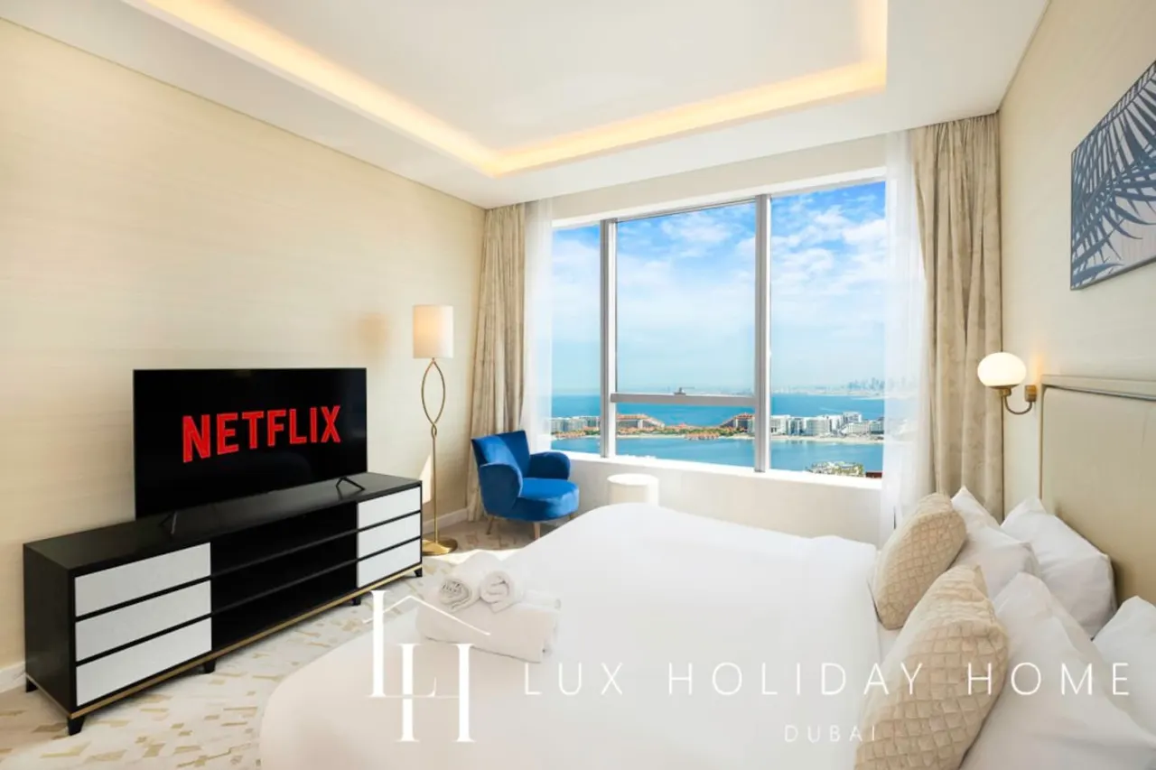 LUX Iconic Views at The Palm Tower Suite 4 11