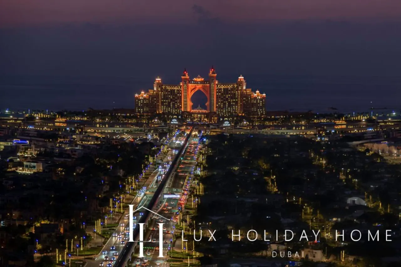 LUX Iconic Views at The Palm Tower Suite 4 15