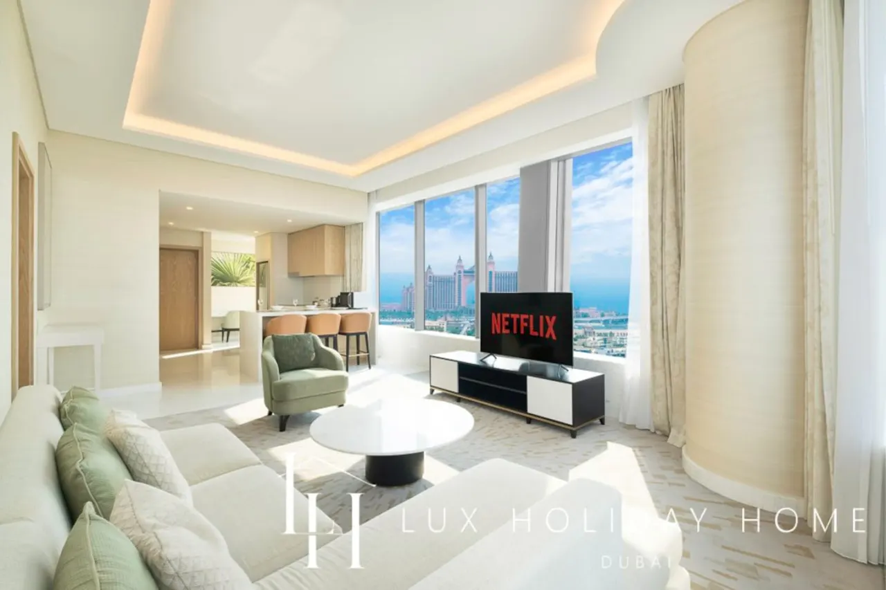 LUX | Iconic Views at The Palm Tower Suite 4 — photo 3