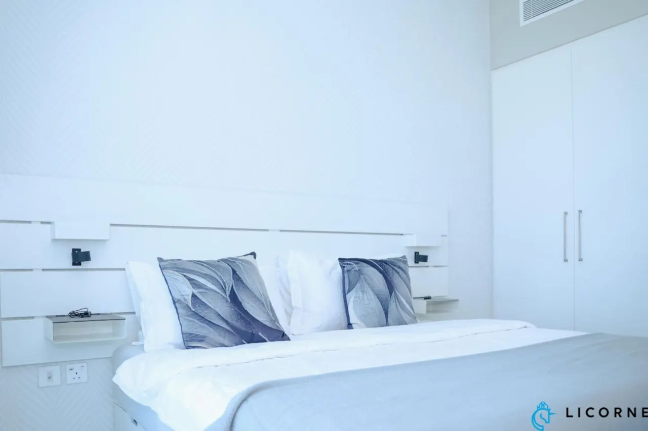 Unveil Downtown Luxury: 1BR Majestic Skyline Views 7