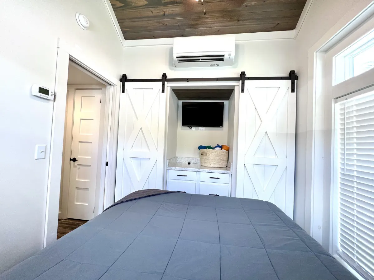 The Cypress House - Pet friendly Lakeside Tiny Home in Clermont 12