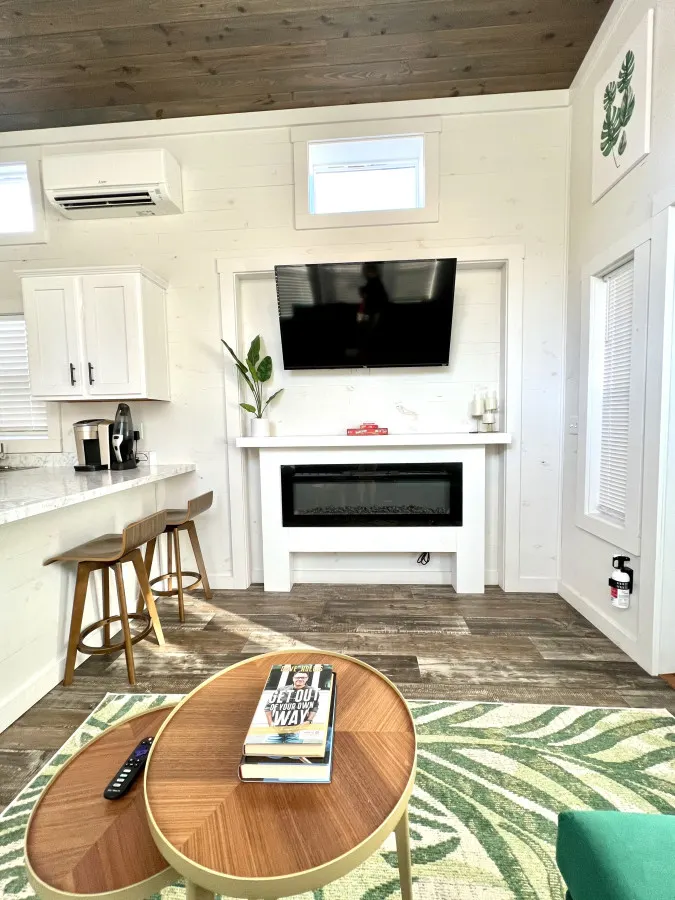 The Cypress House - Pet friendly Lakeside Tiny Home in Clermont 6