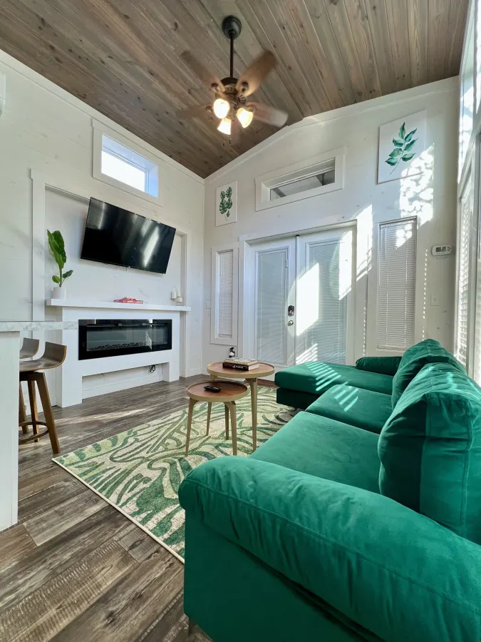 The Cypress House - Pet friendly Lakeside Tiny Home in Clermont 7