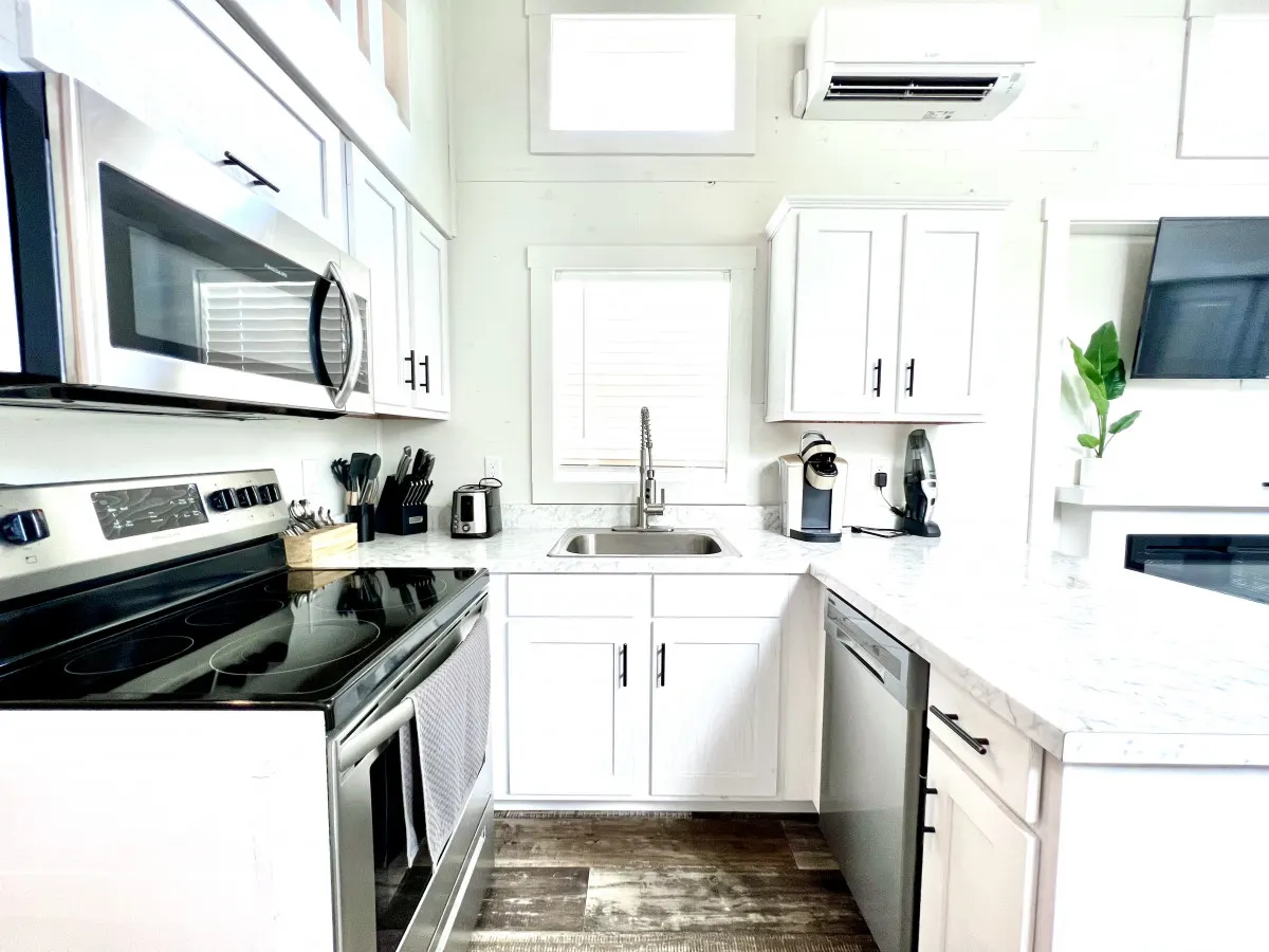 The Cypress House - Pet friendly Lakeside Tiny Home in Clermont 8