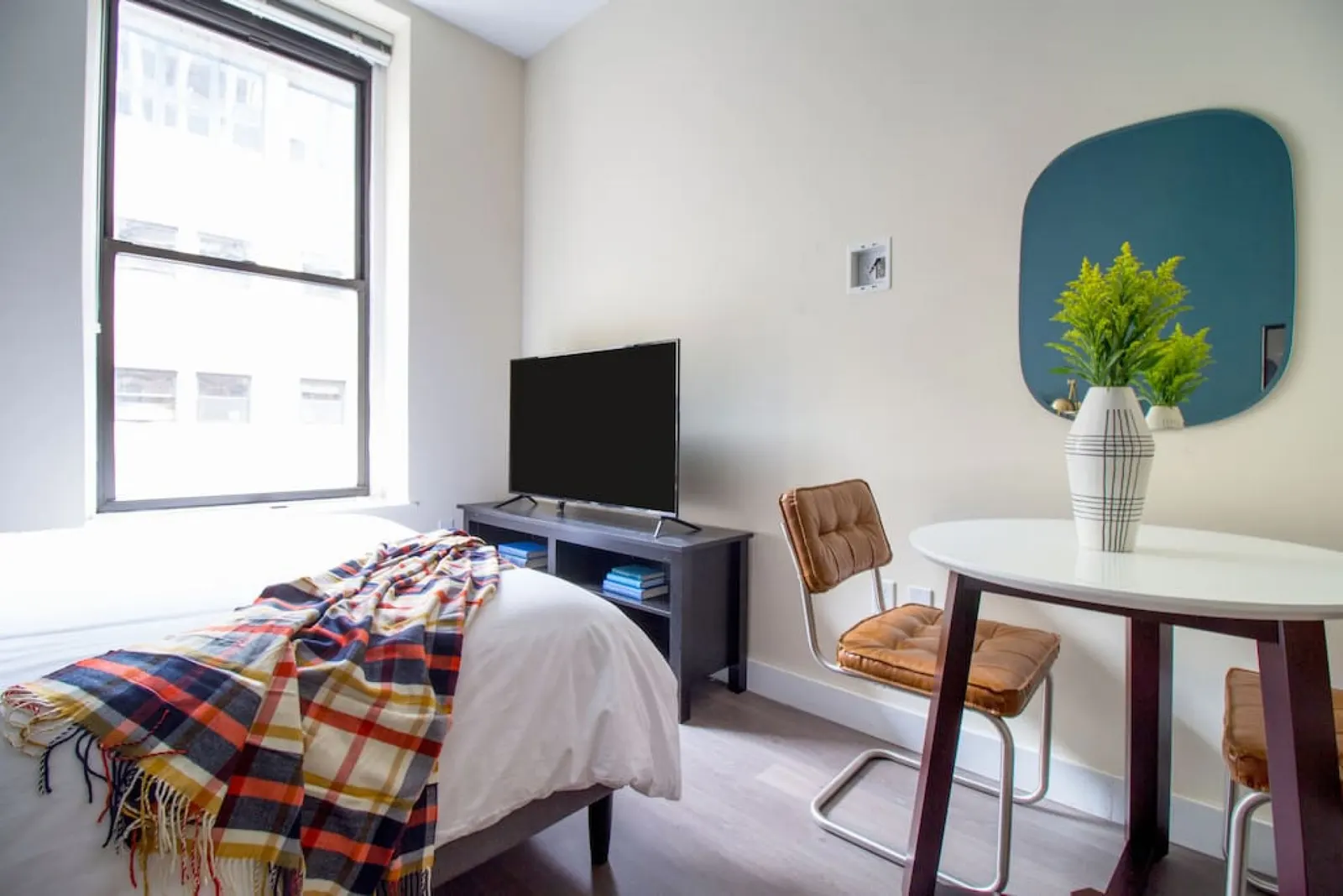 Beautiful Studio Close to Everything Fast Wifi 2