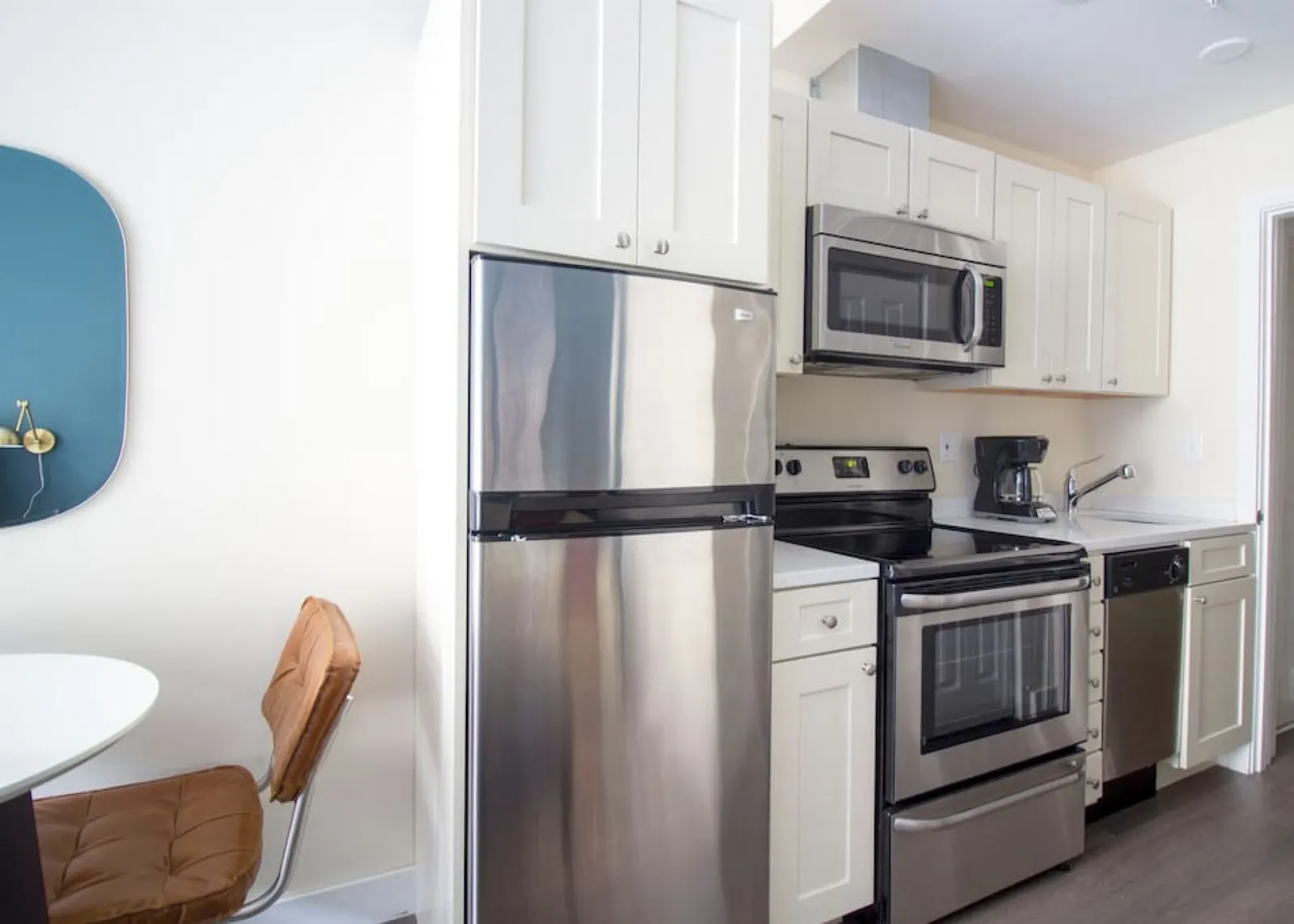 Beautiful Studio Close to Everything Fast Wifi 10