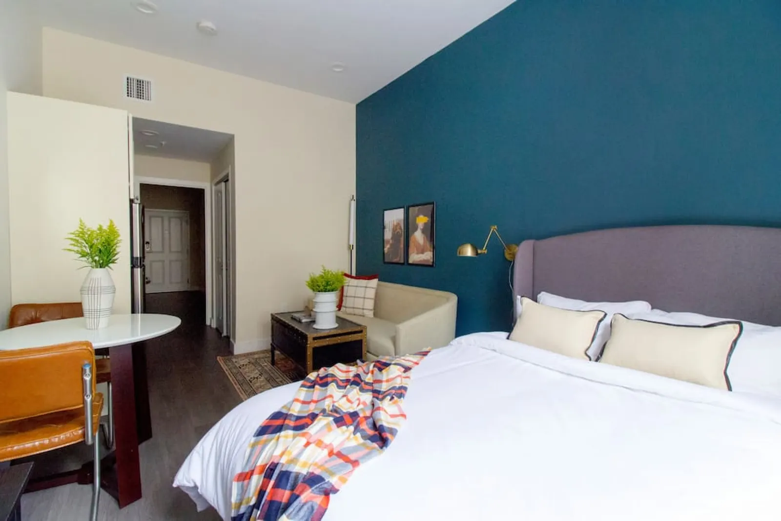 Beautiful Studio Close to Everything Fast Wifi 12