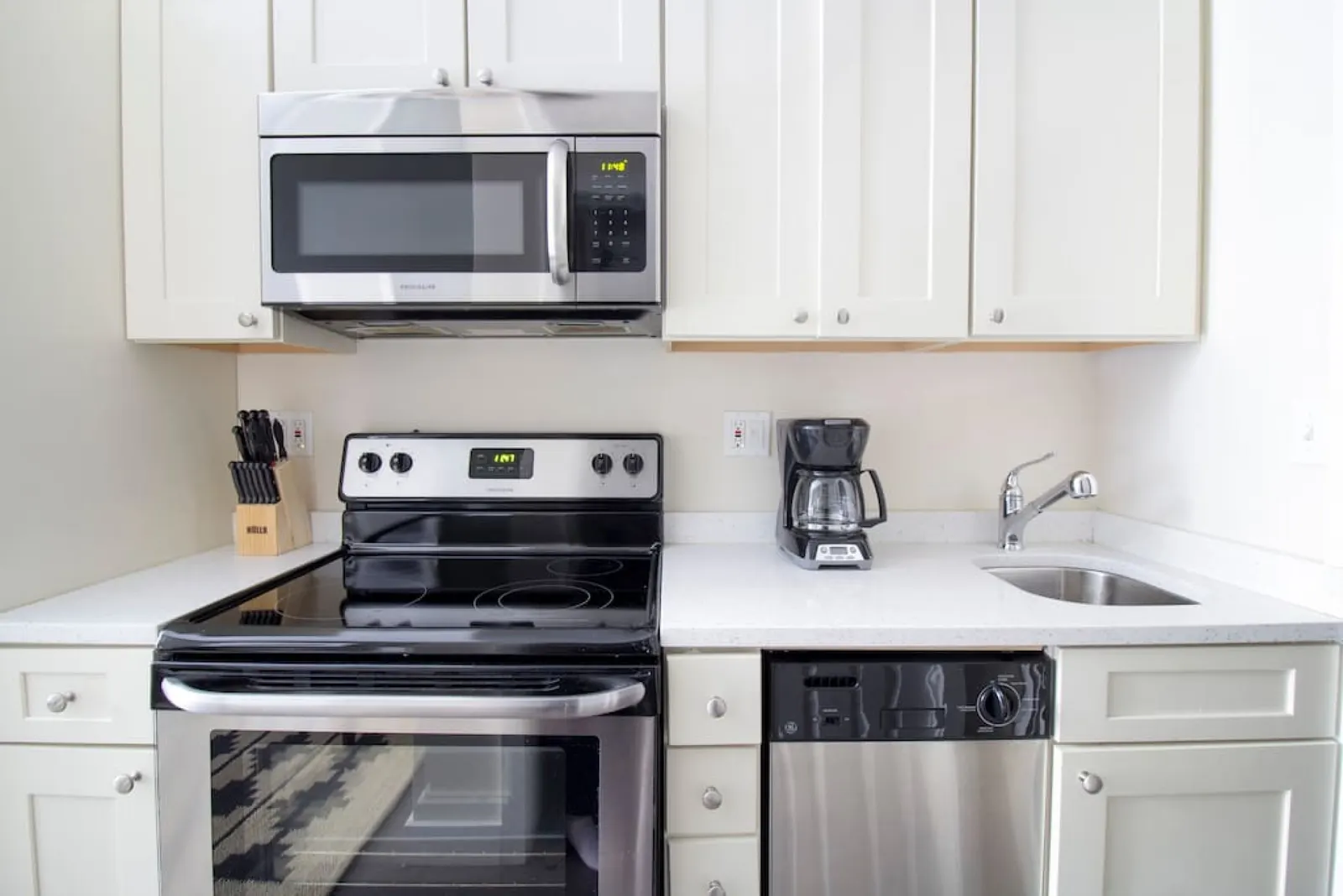 Beautiful Studio Close to Everything Fast Wifi 3