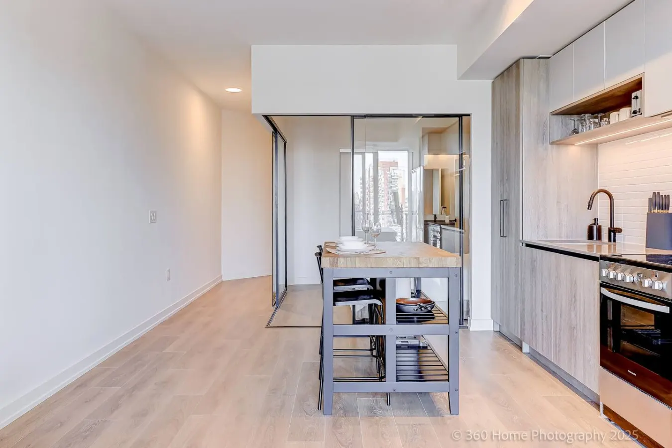 Sterling Urban Retreat 1BR + Den Gym Netflix 15