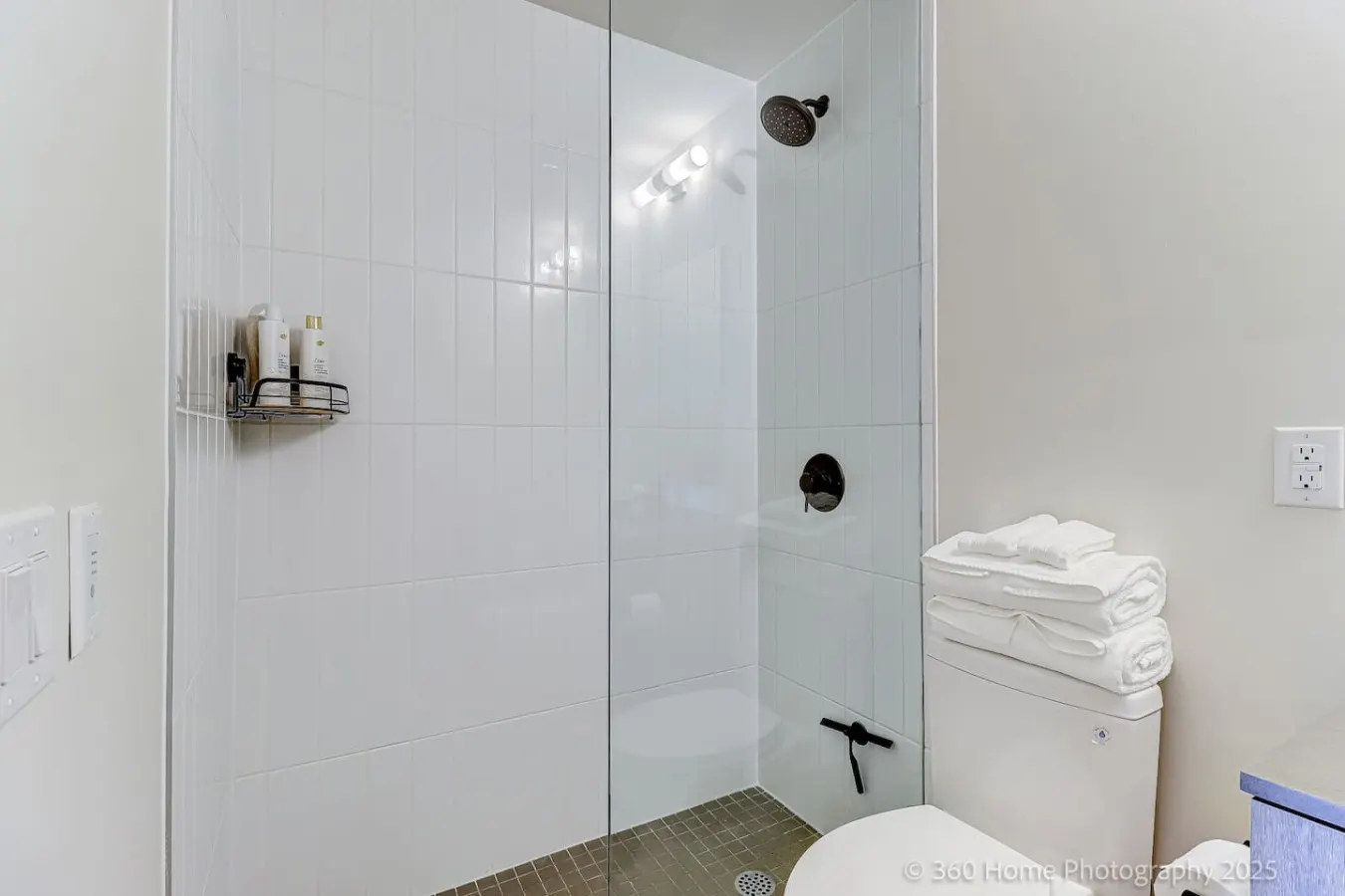 Sterling Urban Retreat 1BR + Den Gym Netflix 19