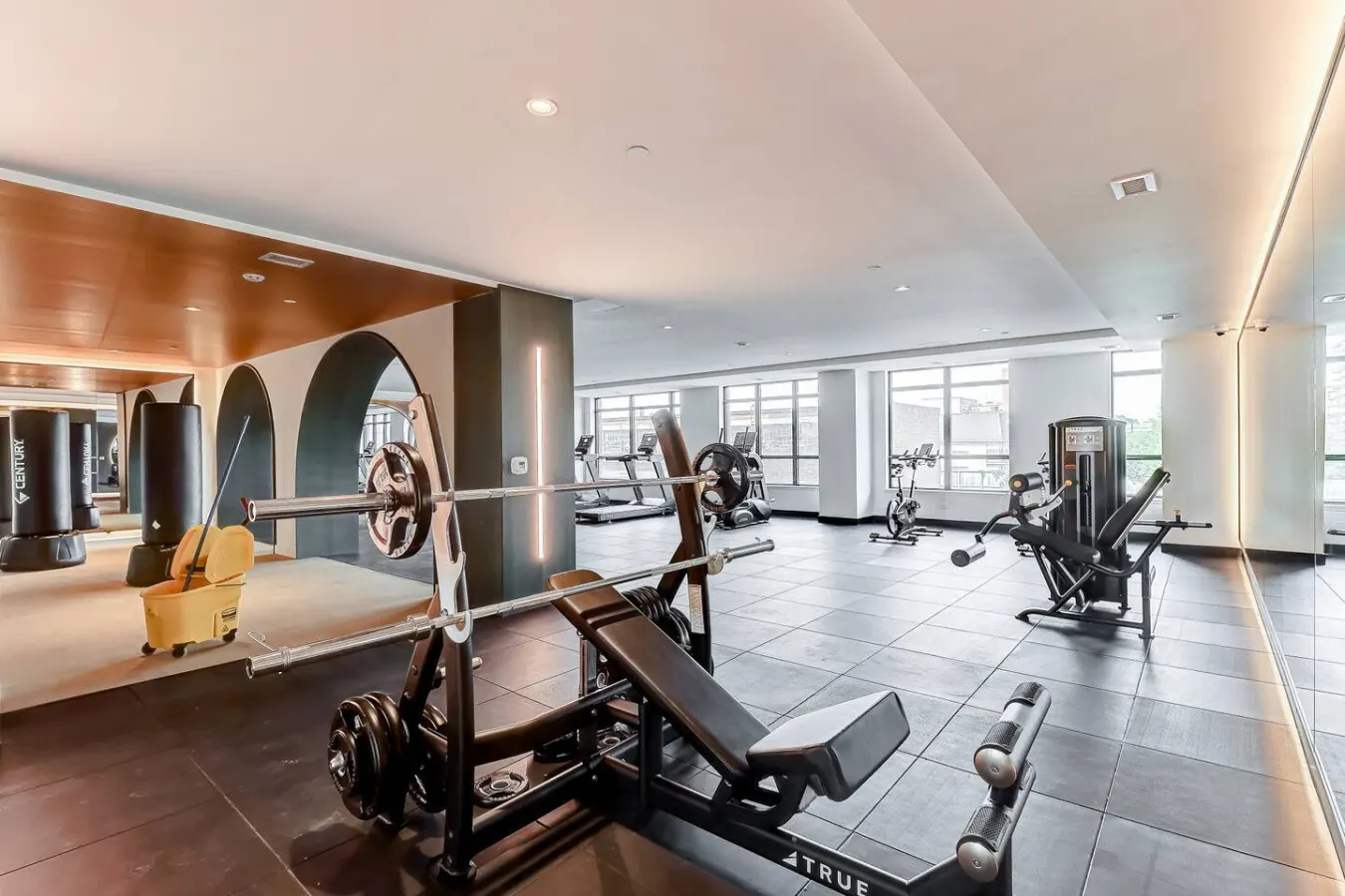 Sterling Urban Retreat 1BR + Den Gym Netflix 4