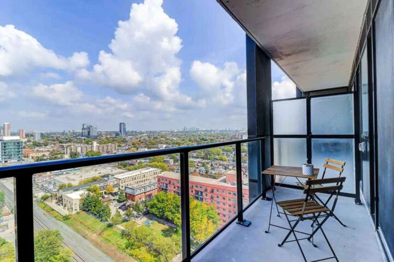Sterling Urban Retreat 1BR + Den Gym Netflix 8