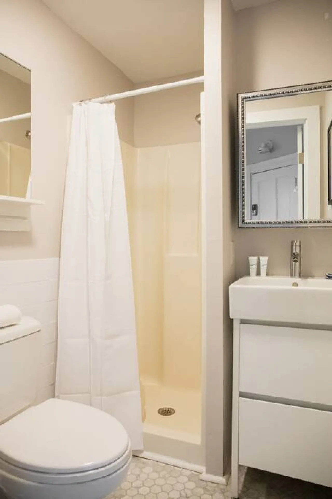 Centrally located 1bed Newbury Street 9