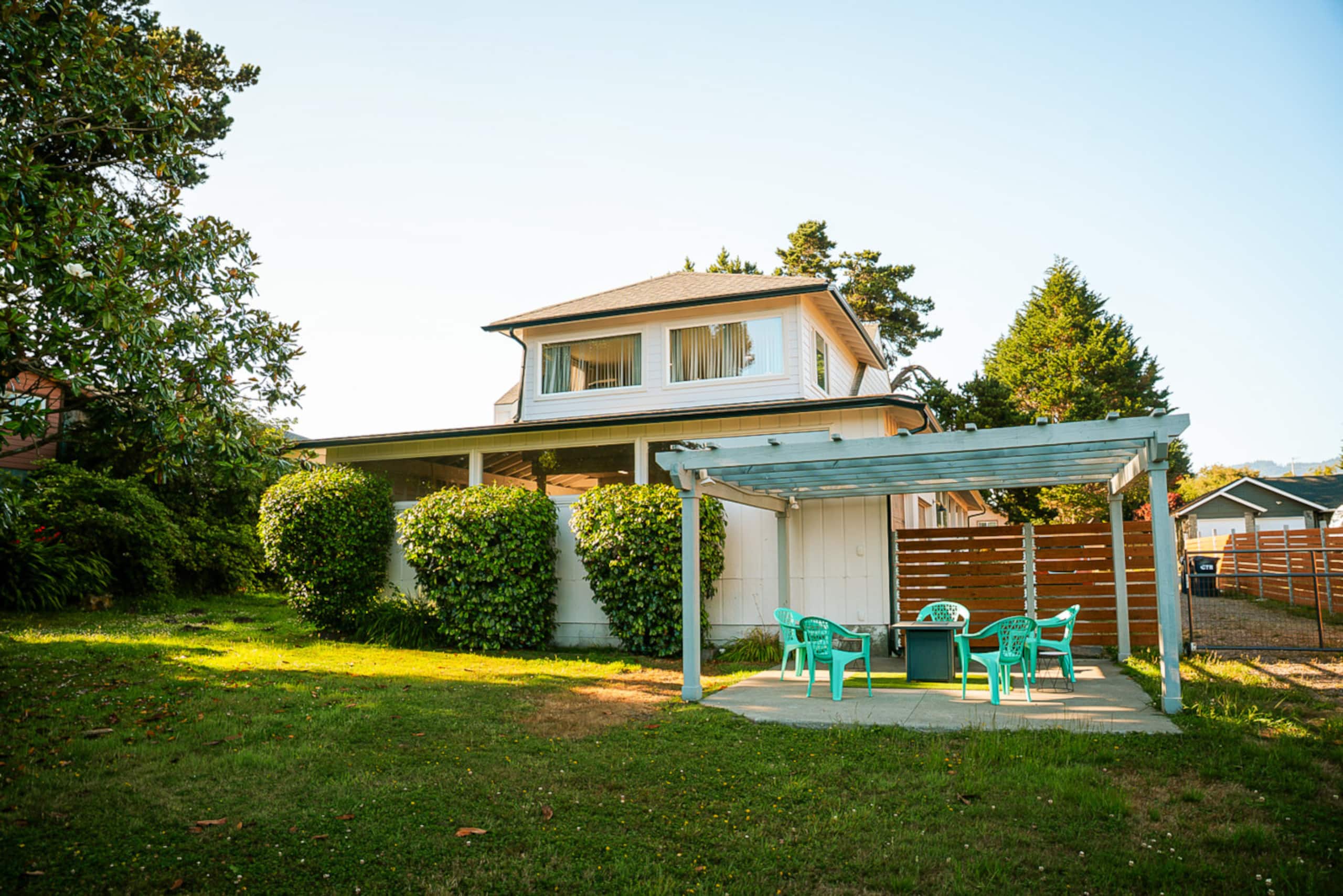 Modern Coast Escape | Hot Tub, Games & Near Beach — photo 3