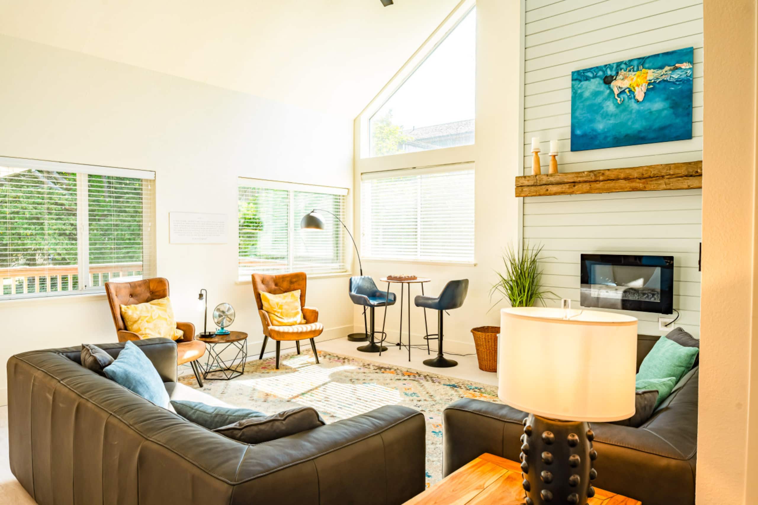 Modern Coast Escape | Hot Tub, Games & Near Beach — photo 5