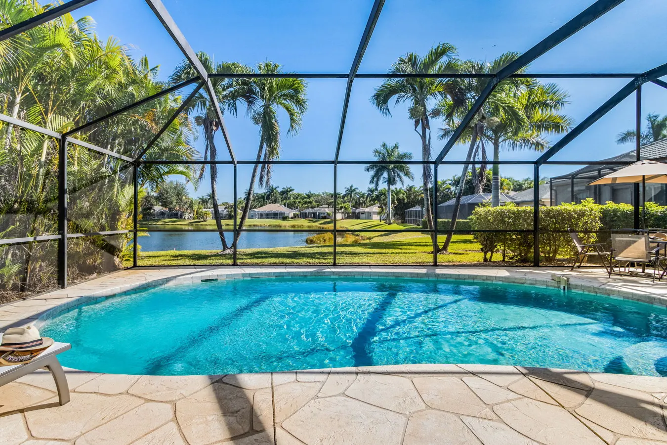 Lazy days & lake views. Beautiful Naples pool home in Briarwood