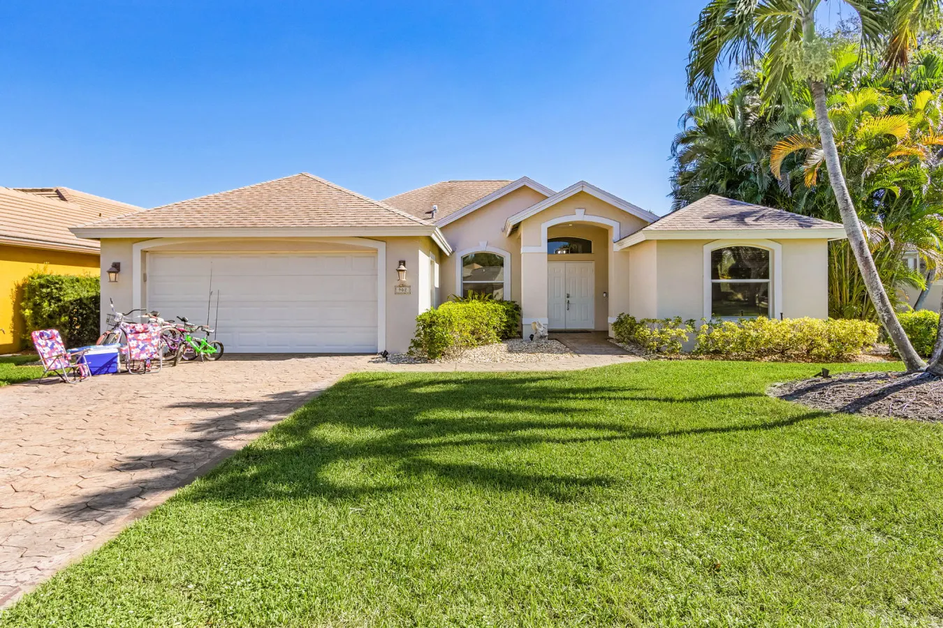 Lazy days & lake views. Beautiful Naples pool home in Briarwood 6