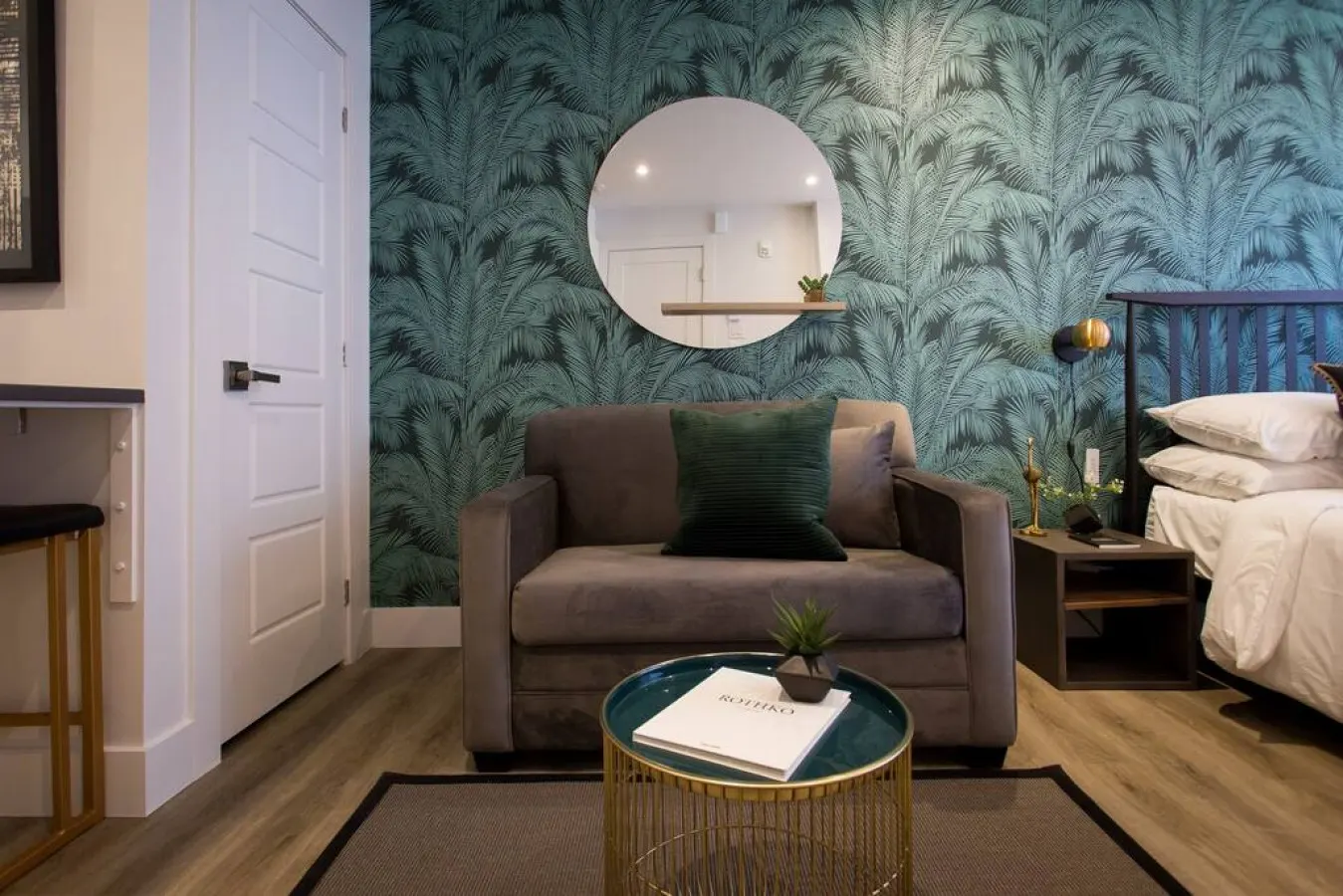 Little Italy - Blue Tropics Studio in Little Italy with kitchen - Unit 401 2