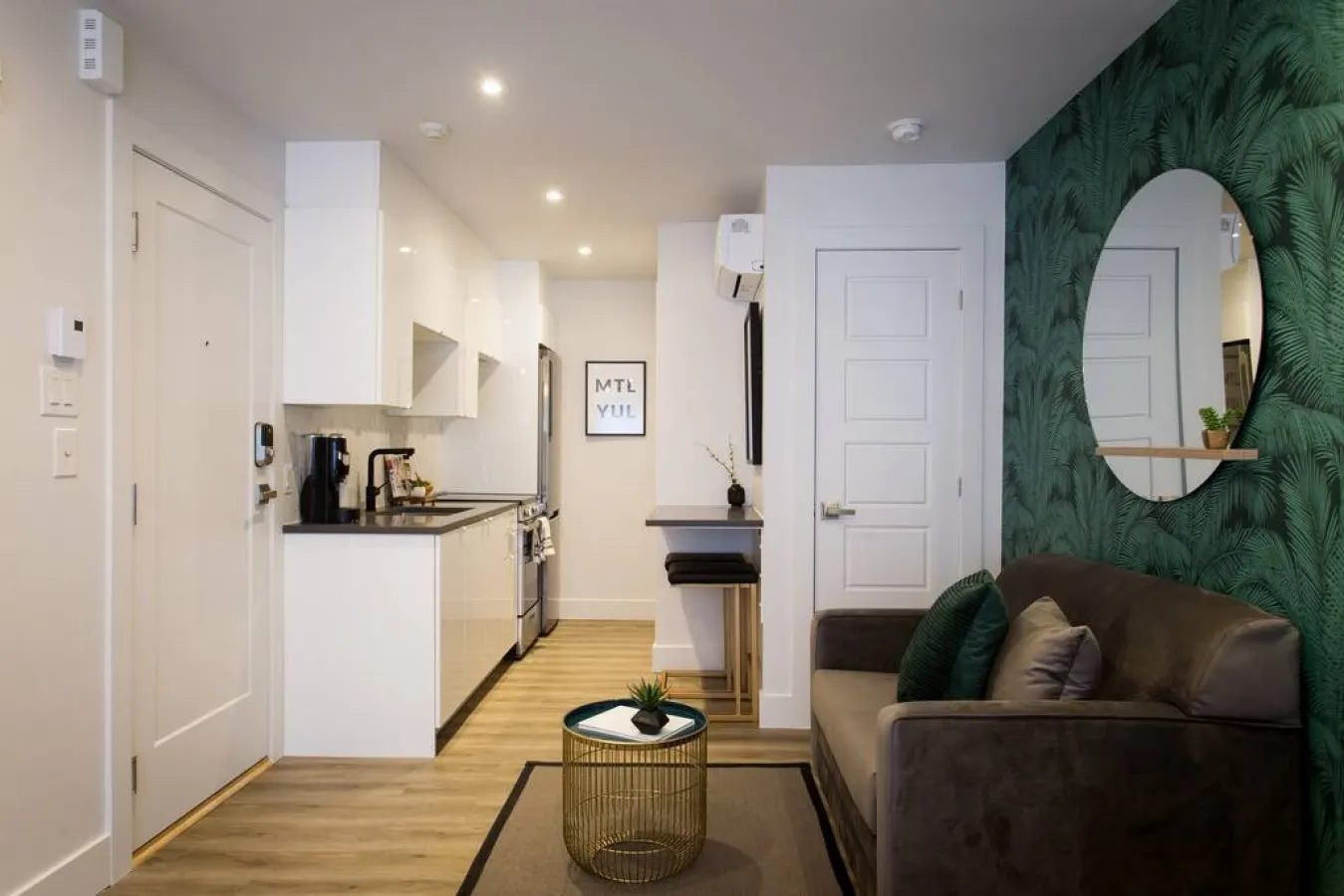 Little Italy - Blue Tropics Studio in Little Italy with kitchen - Unit 401 3