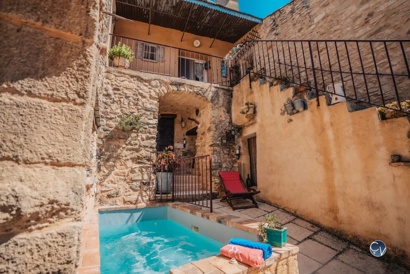 Maison en pierre avec bassin