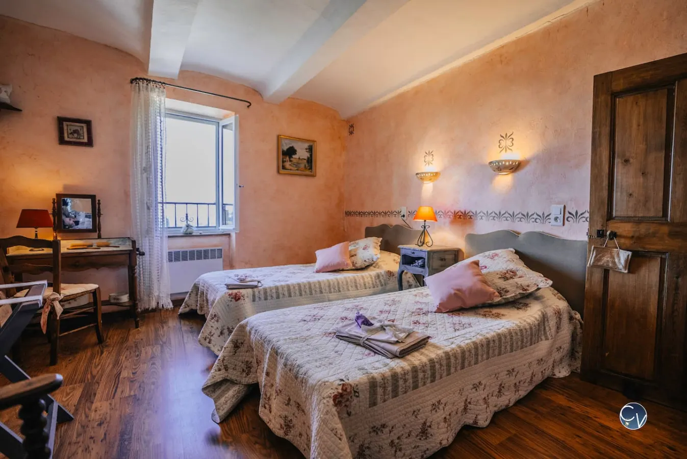 Maison en pierre avec bassin 9