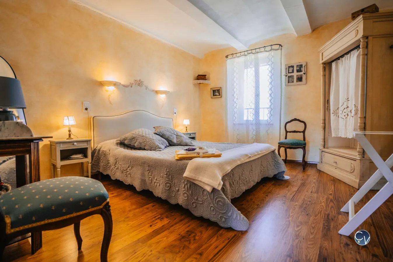 Maison en pierre avec bassin 10