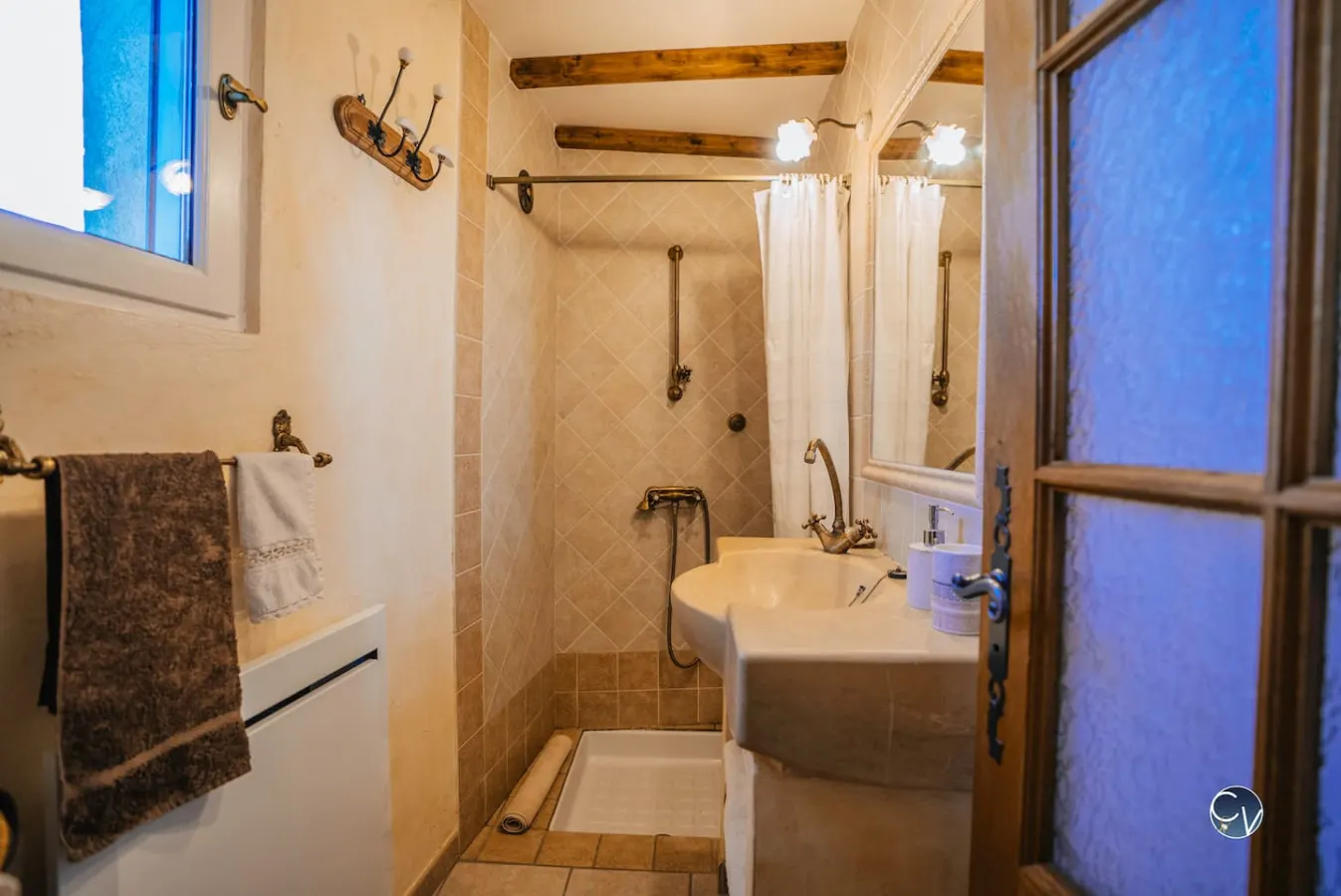 Maison en pierre avec bassin 17