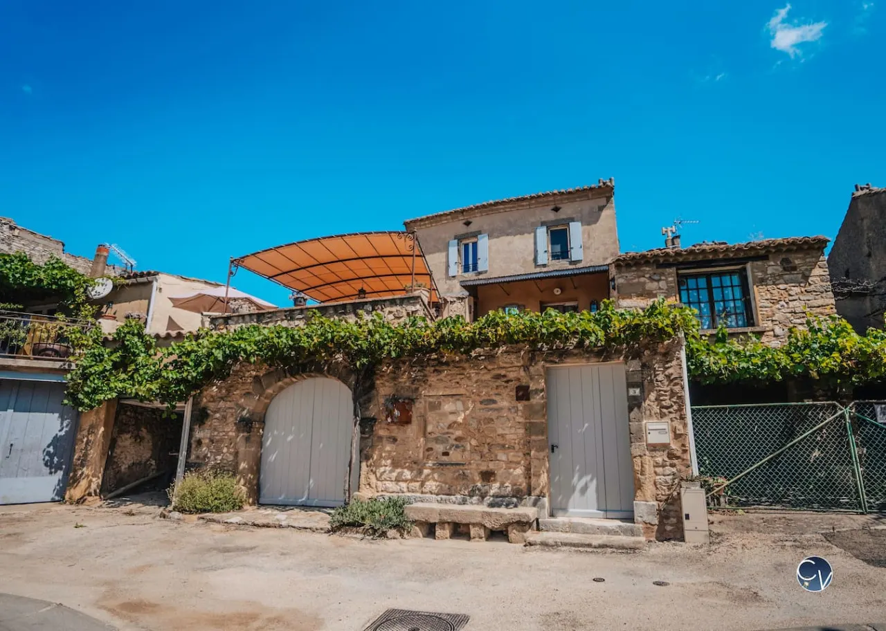 Maison en pierre avec bassin — photo 3