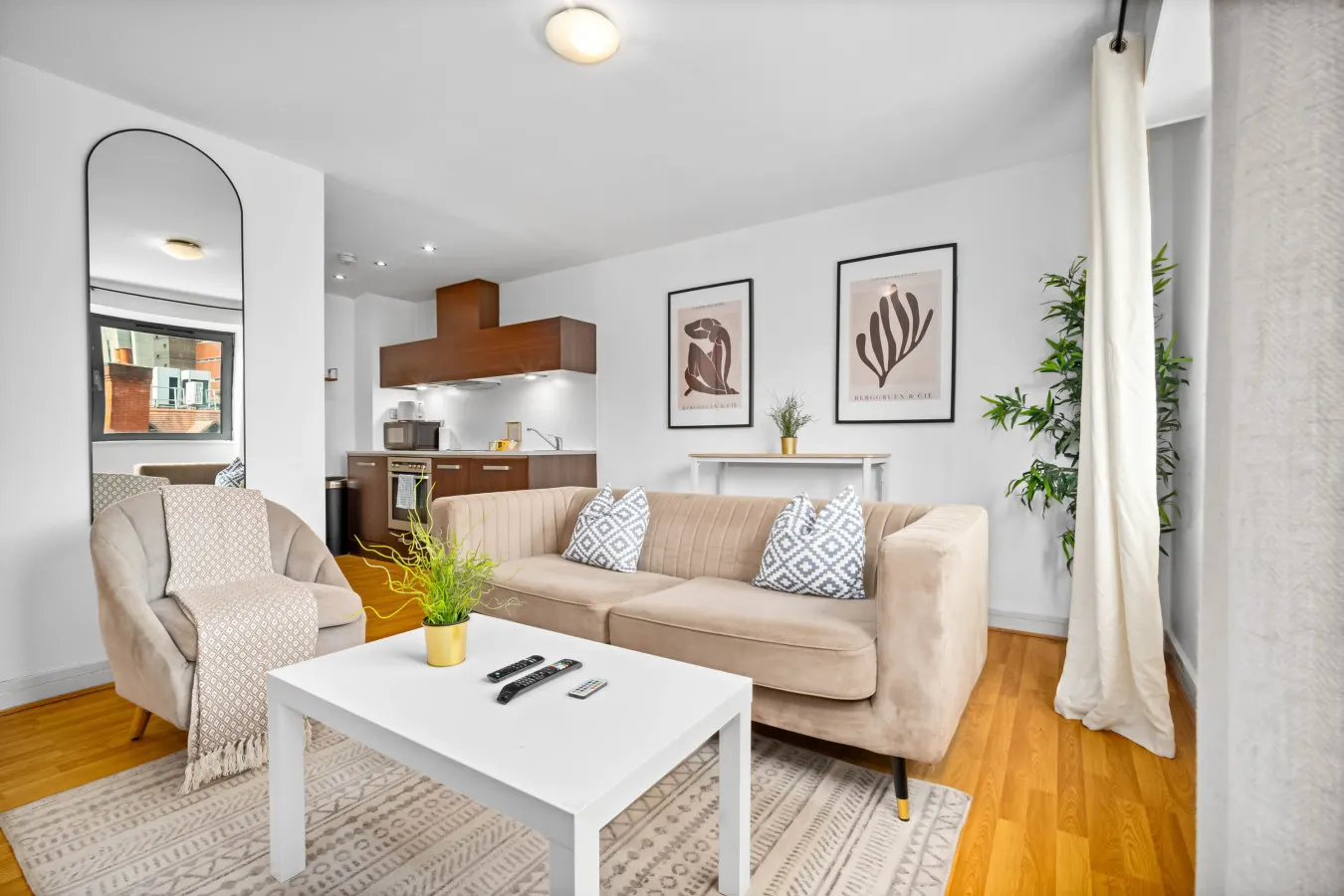 Stylish City Centre Apartment - Smart TV - WIFI 9