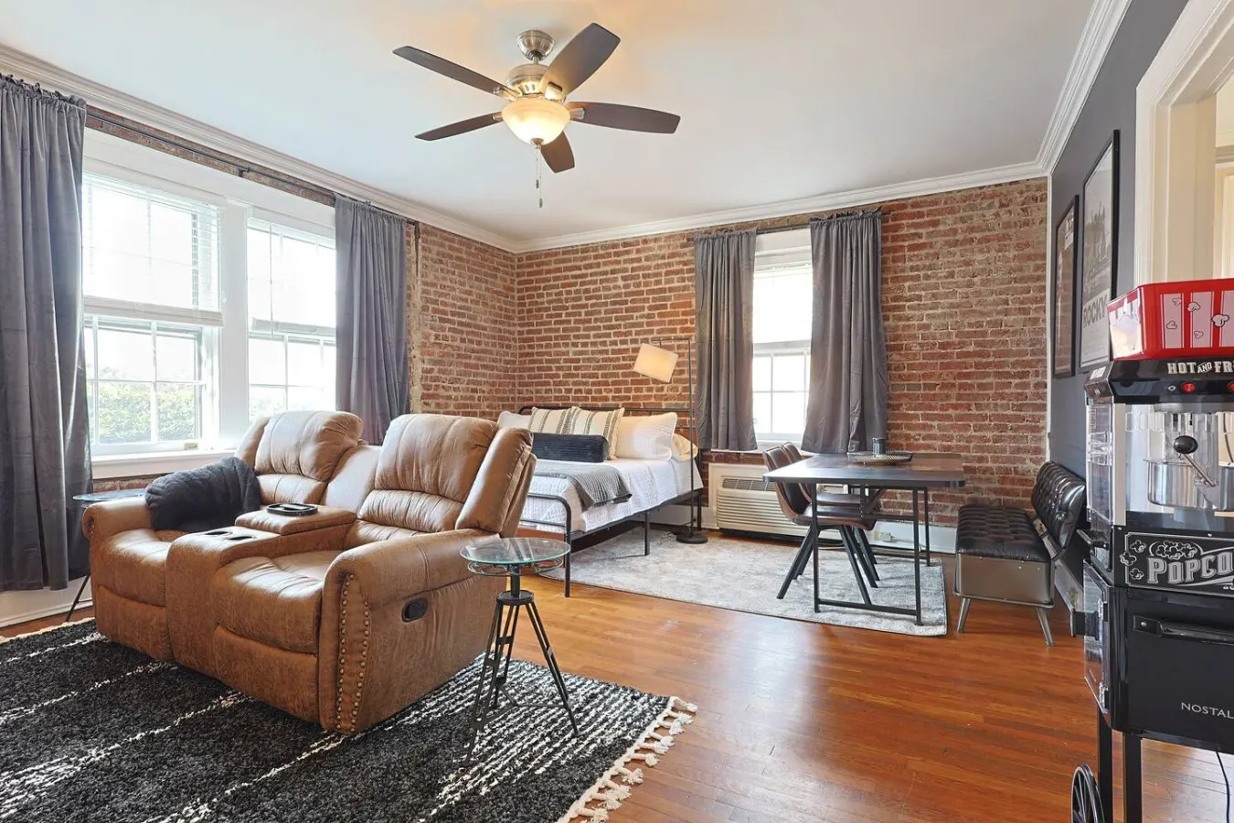1st Floor Industrial Studio - Walk to DT