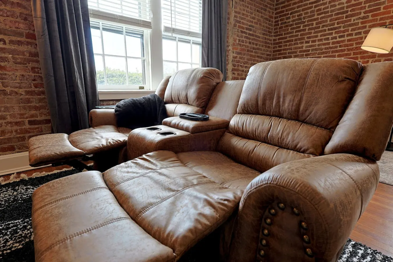 1st Floor Industrial Studio - Walk to DT 13