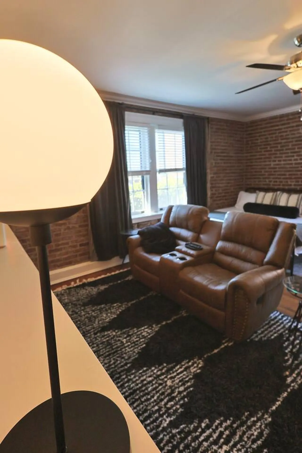 1st Floor Industrial Studio - Walk to DT 15