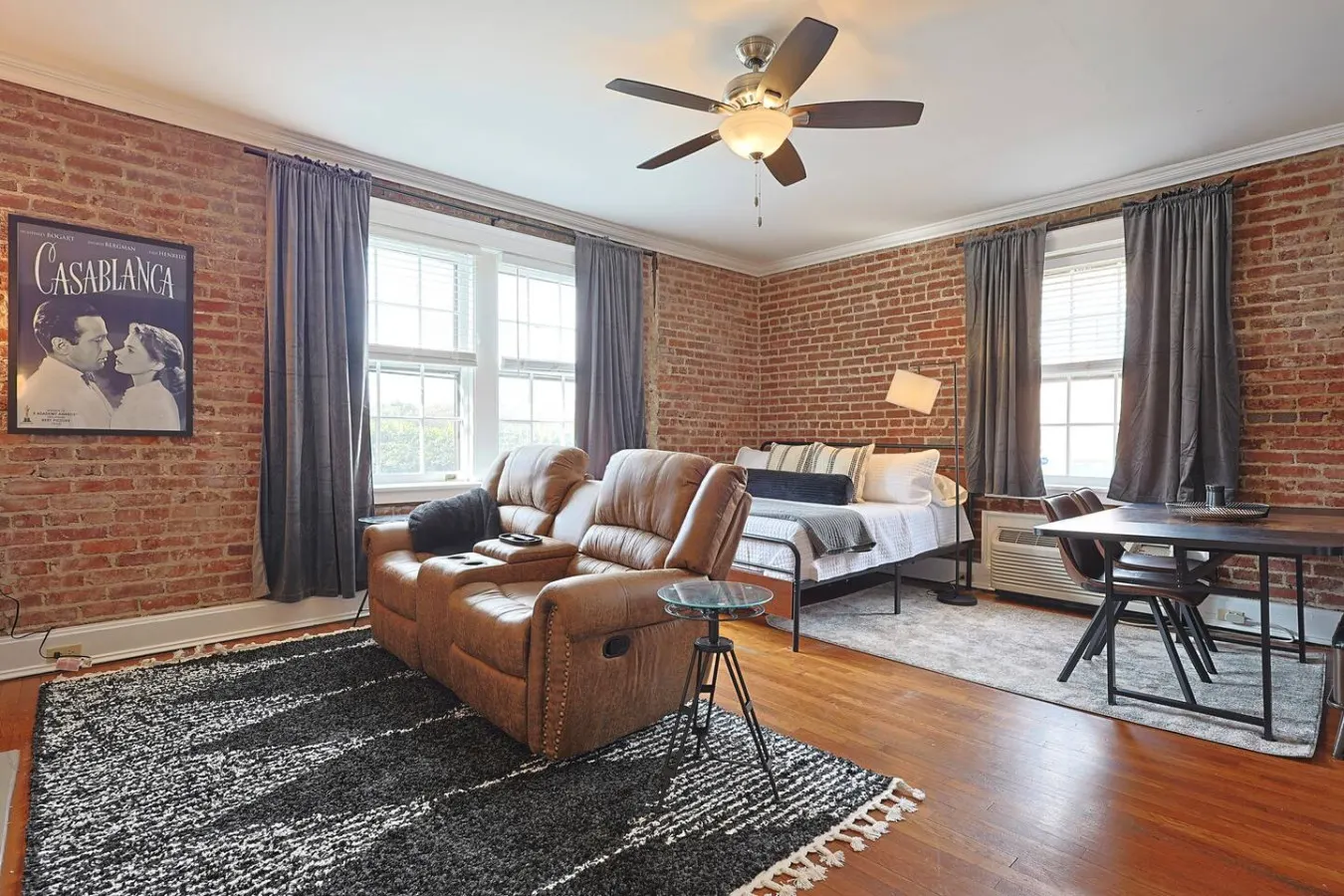 1st Floor Industrial Studio - Walk to DT 17