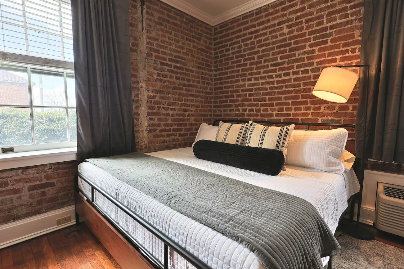 1st Floor Industrial Studio - Walk to DT 19