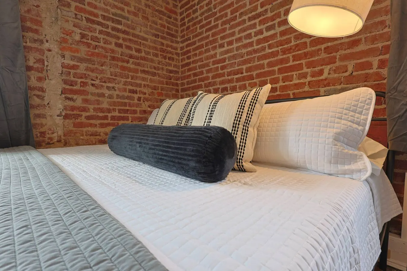 1st Floor Industrial Studio - Walk to DT 20