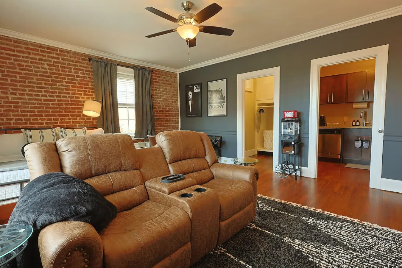 1st Floor Industrial Studio - Walk to DT 6
