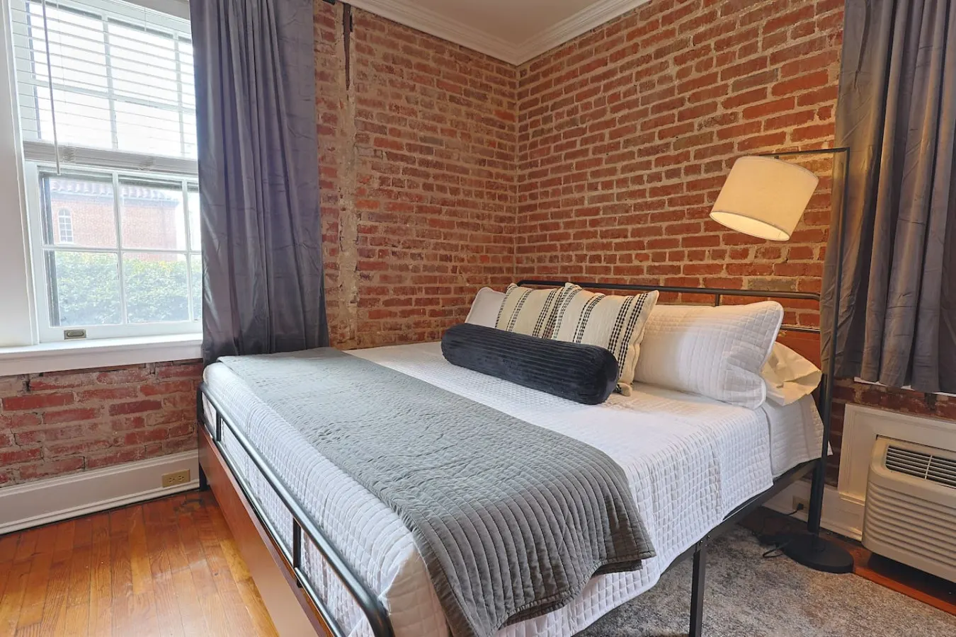1st Floor Industrial Studio - Walk to DT 7