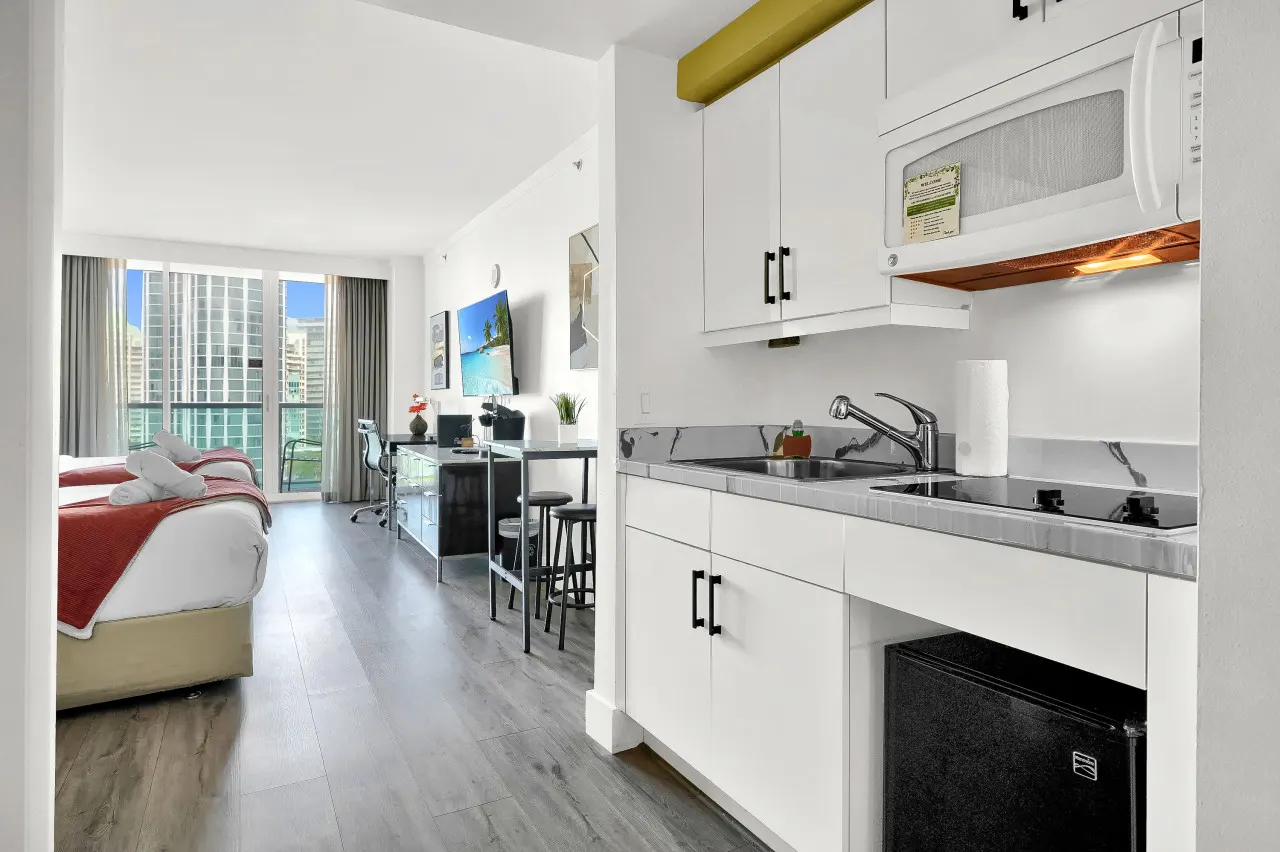 SF Stunning 12th Floor Studio in the Heart of Grove 13