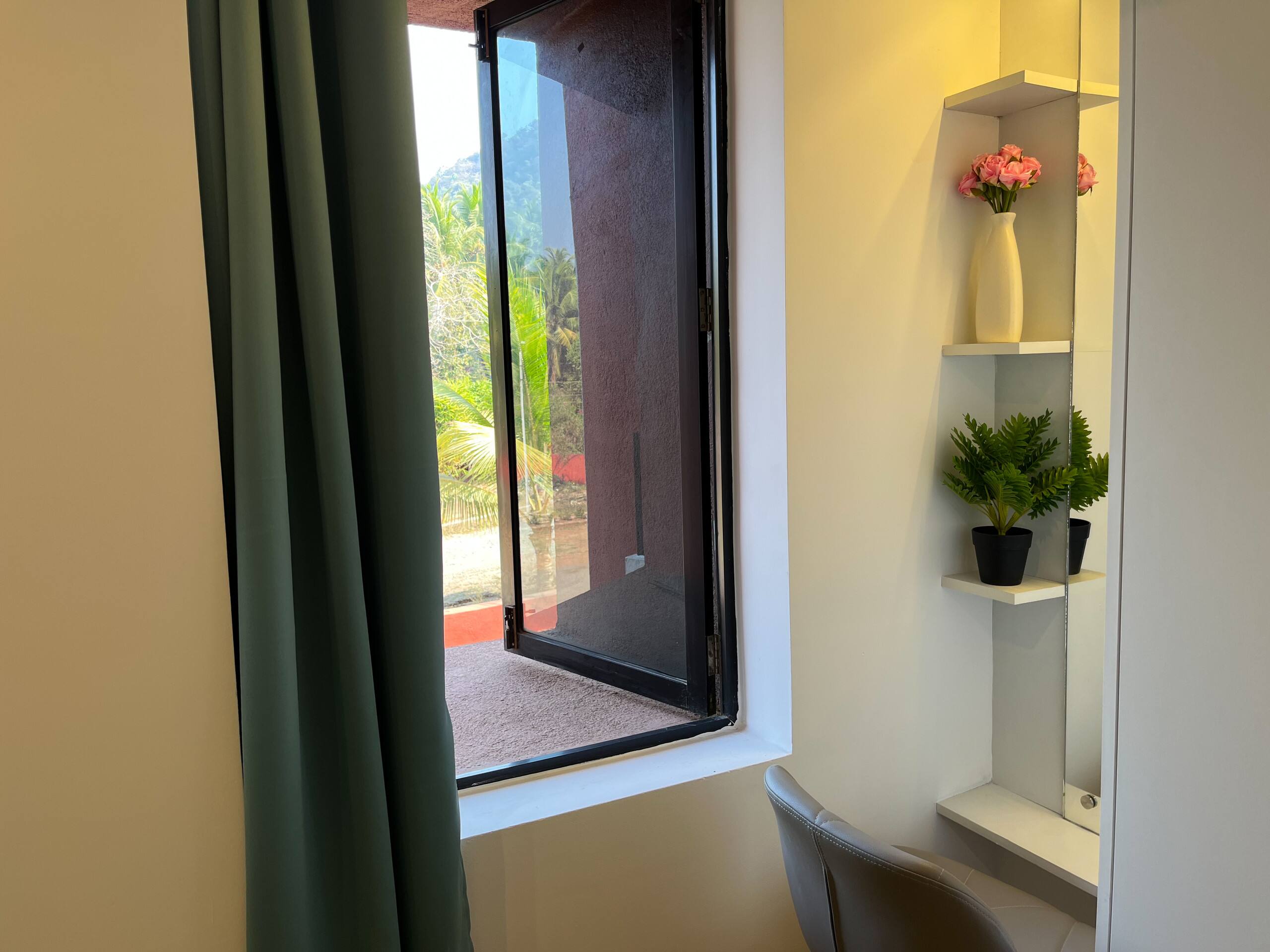Spacious & Airy Studio · Balcony · Palolem Beach 32