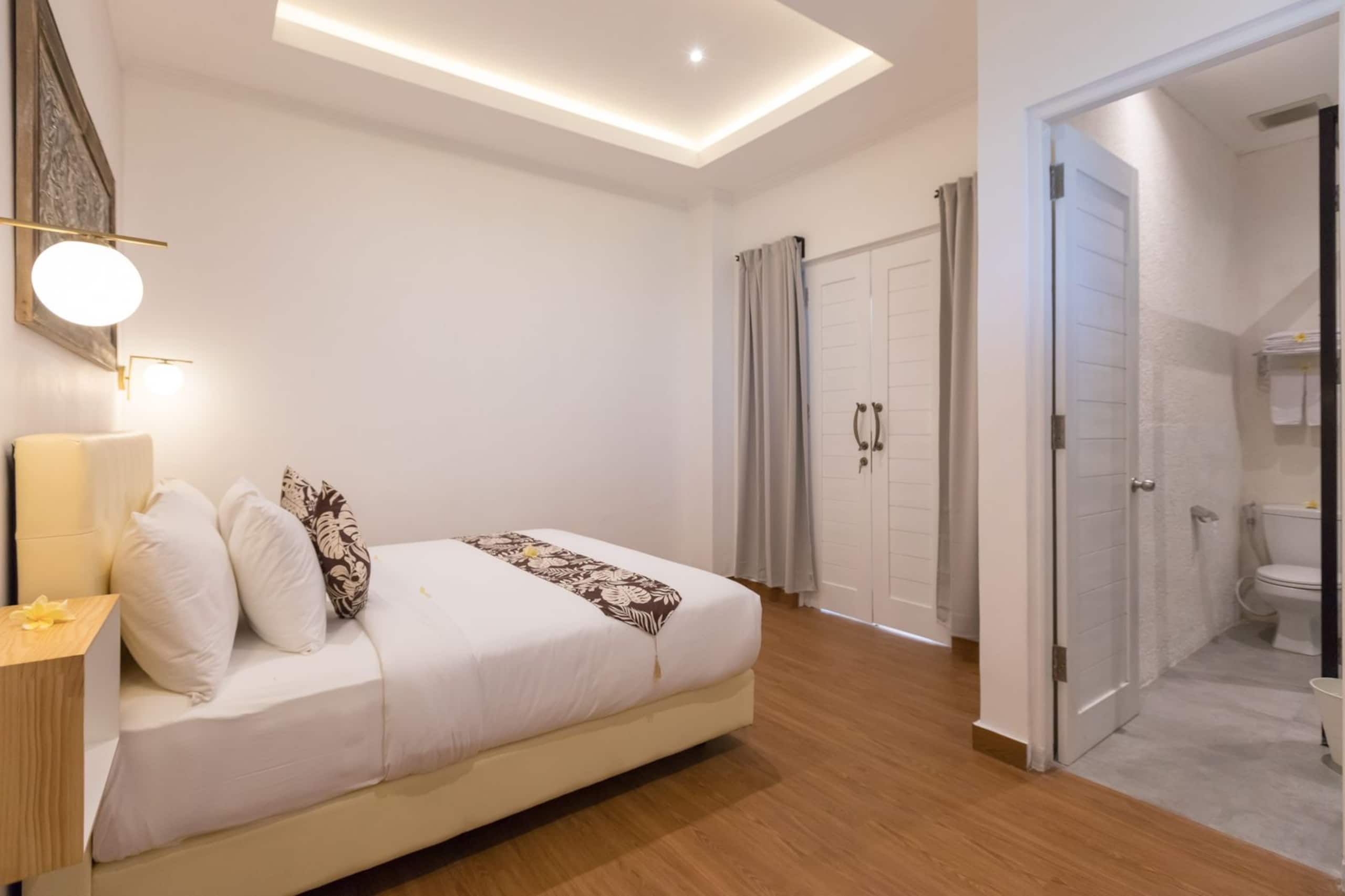 Cheerful 5BR Modern Villa @ Jimbaran with GWK View 14