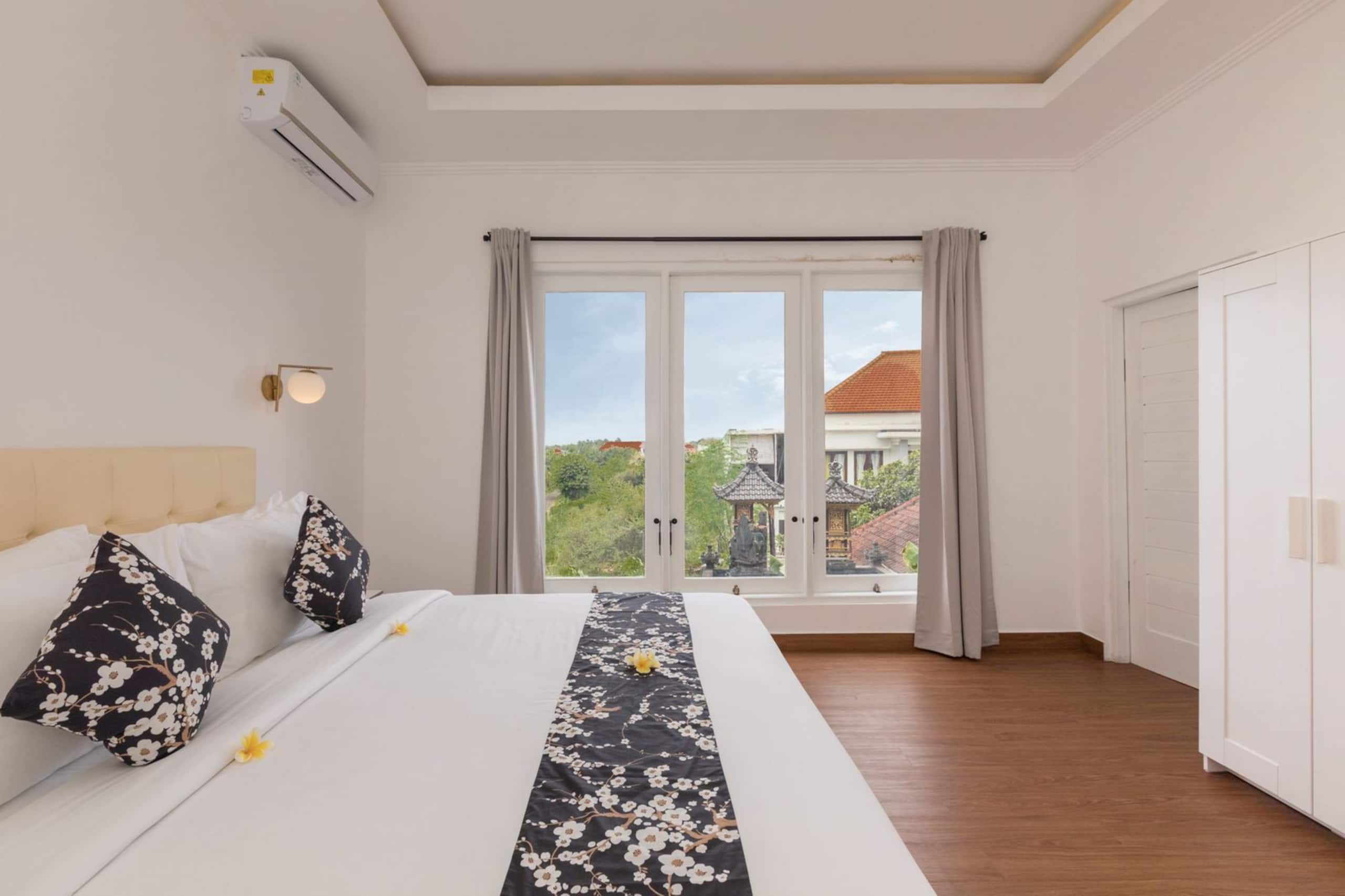Cheerful 5BR Modern Villa @ Jimbaran with GWK View 12